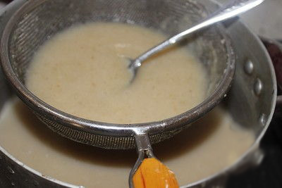 cach lam nuoc gao1 - Cách nấu nước gạo rang thơm mát cho ngày hè oi bức