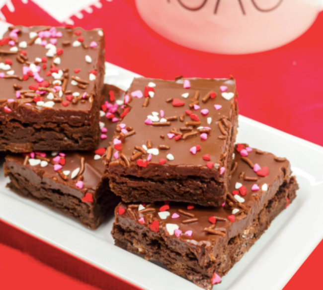 Cách làm Bánh brownie cho dịp Valentine cực thơm ngon, đơn giản