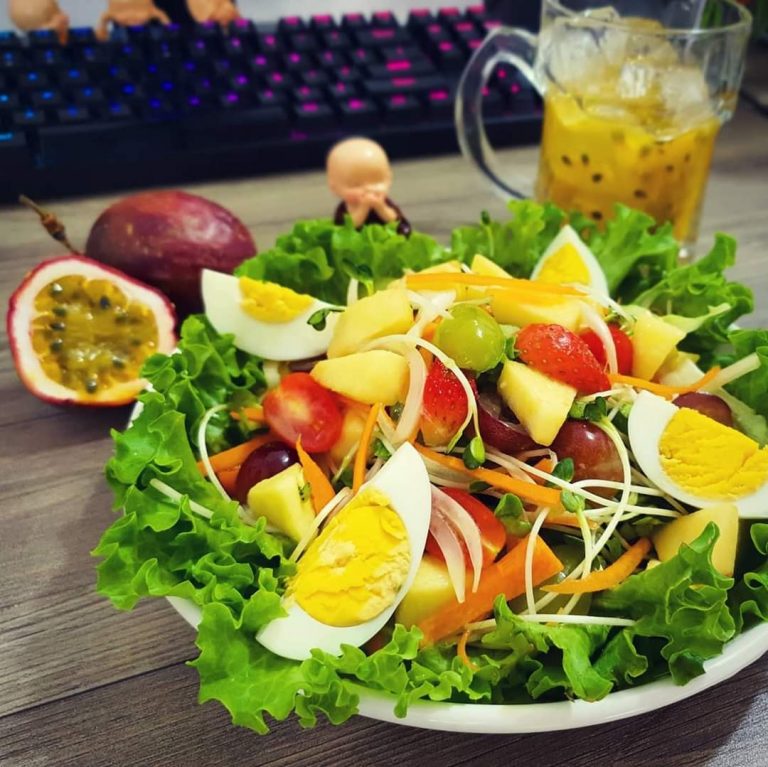 Cách làm salad rau mầm sốt chanh dây thơm ngon, healthy cực đơn giản