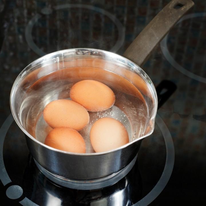 Luộc trứng bao nhiêu phút để có món trứng lòng đào hoặc hơi sệt? - 1