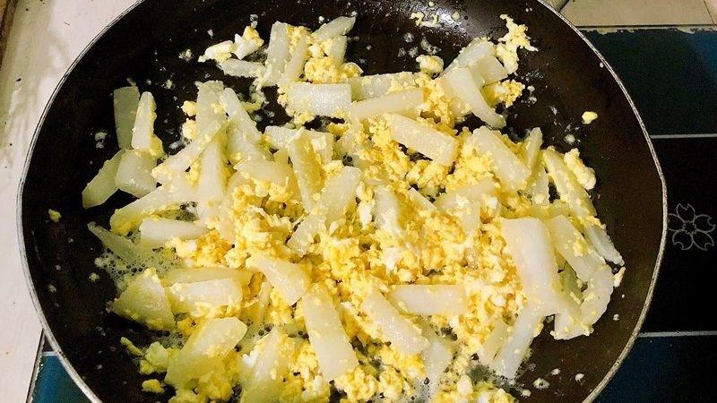 Củ cải trắng xào trứng thanh đạm cho bữa cơm gia đình