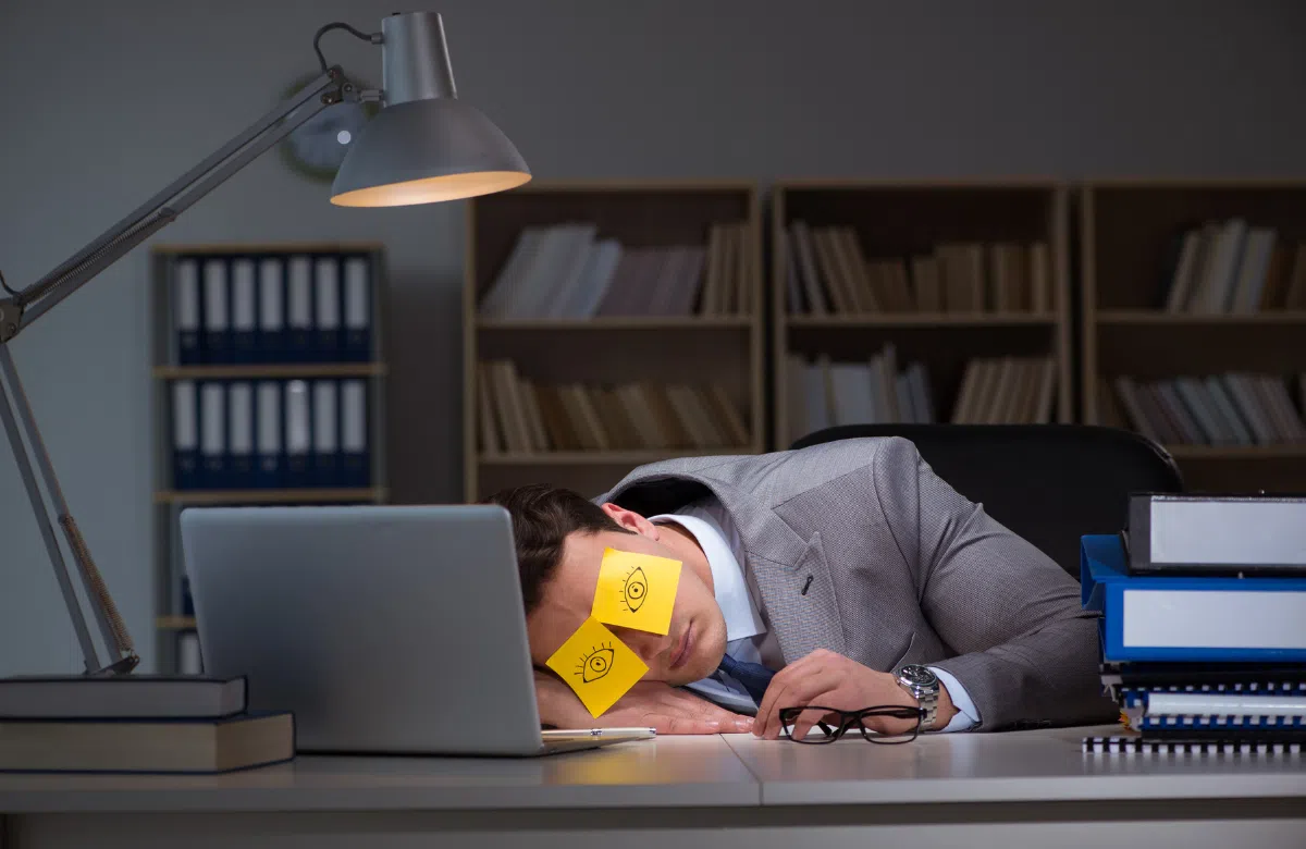 Buồn ngủ khi làm việc không chỉ khiến cho tinh thần mệt mỏi mà còn có thể gây nên những tác động tiêu cực đến sự tập trung, năng suất làm việc