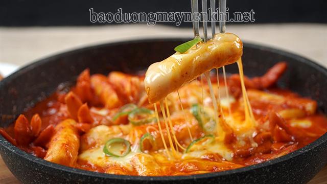 Cách nấu tokbokki gói phô mai ăn liền dẻo dai chuẩn vị Hàn Quốc