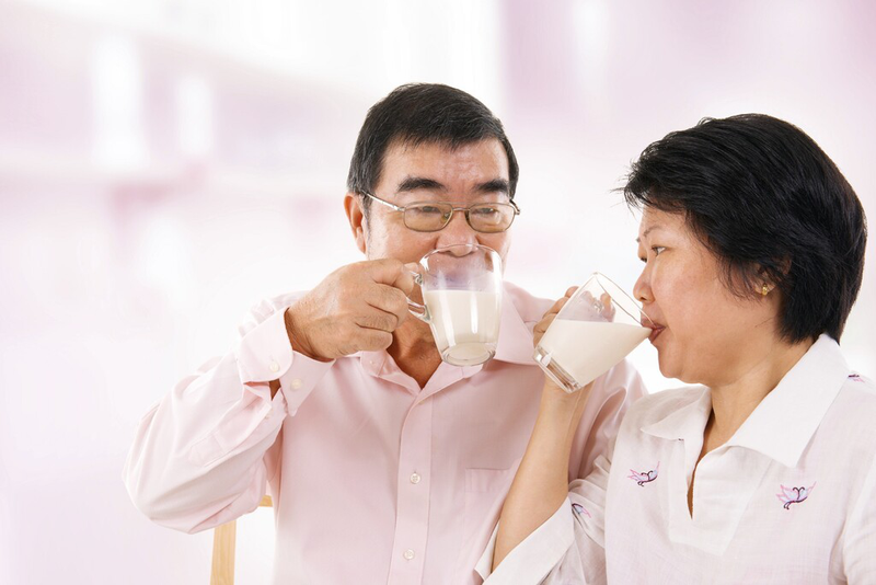 Người già nên uống sữa tươi hay sữa bột để tốt cho sức khỏe? 1