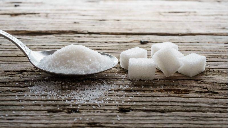 Glucose là bột kết tinh màu trắng hoặc gần như trắng hay tinh thể trắng, có vị ngọt.