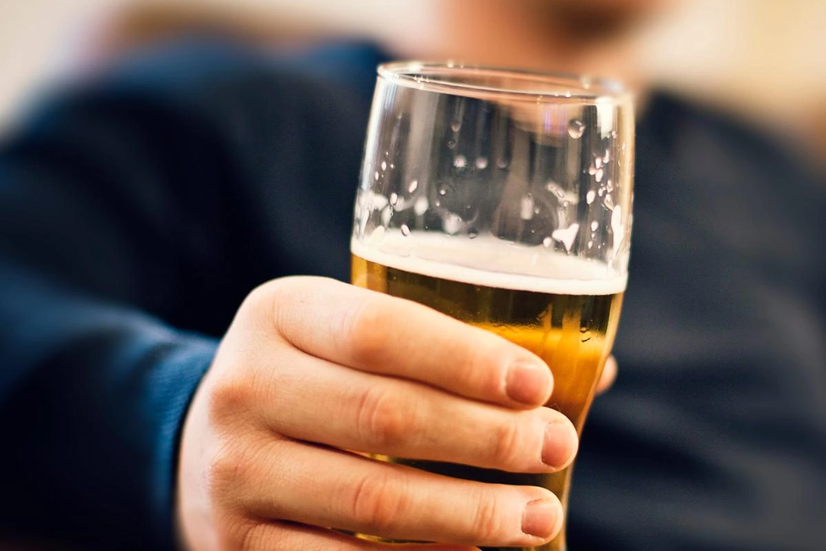 Uống một cốc bia sau bao lâu cơ thể đào thải hết cồn? - 1